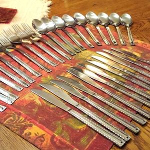 32 pieces of flatware